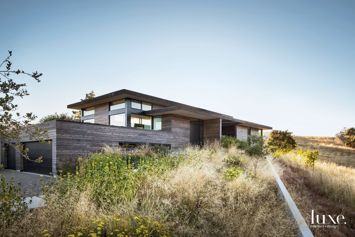 Sweeping Grasses Inform A Home’s Organic Design {Sweeping Grasses Inform A Home’s Organic Design} – English