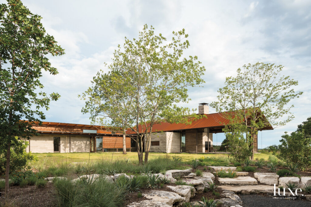 A Texas Ranch Home Keeps In Tune With Its Striking Site