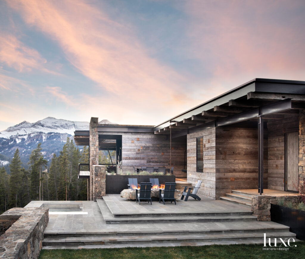 A Special Montana Dwelling Pays Tribute To The Mountains With Majestic Modesty