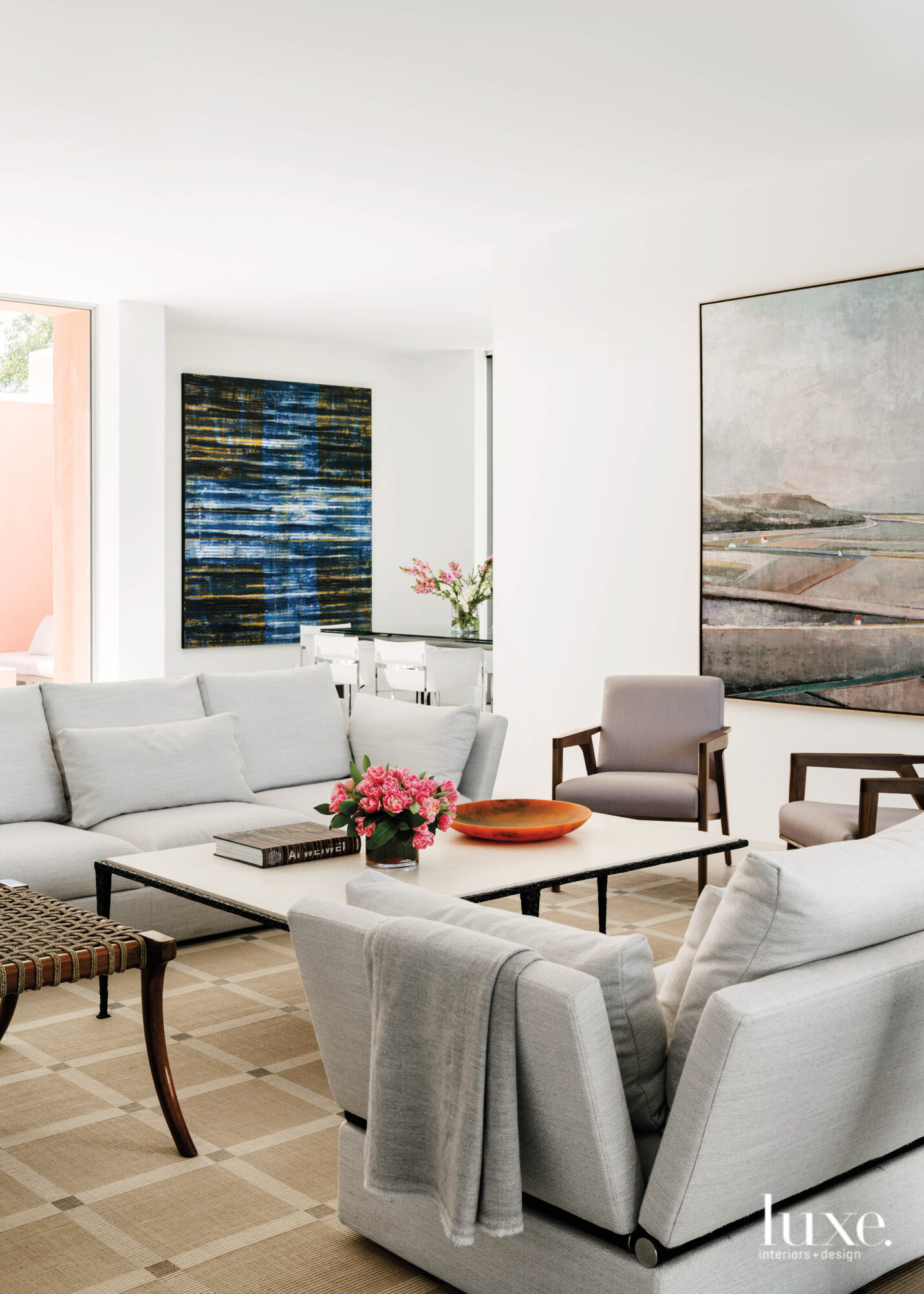 Living room with two sofas and modern painting