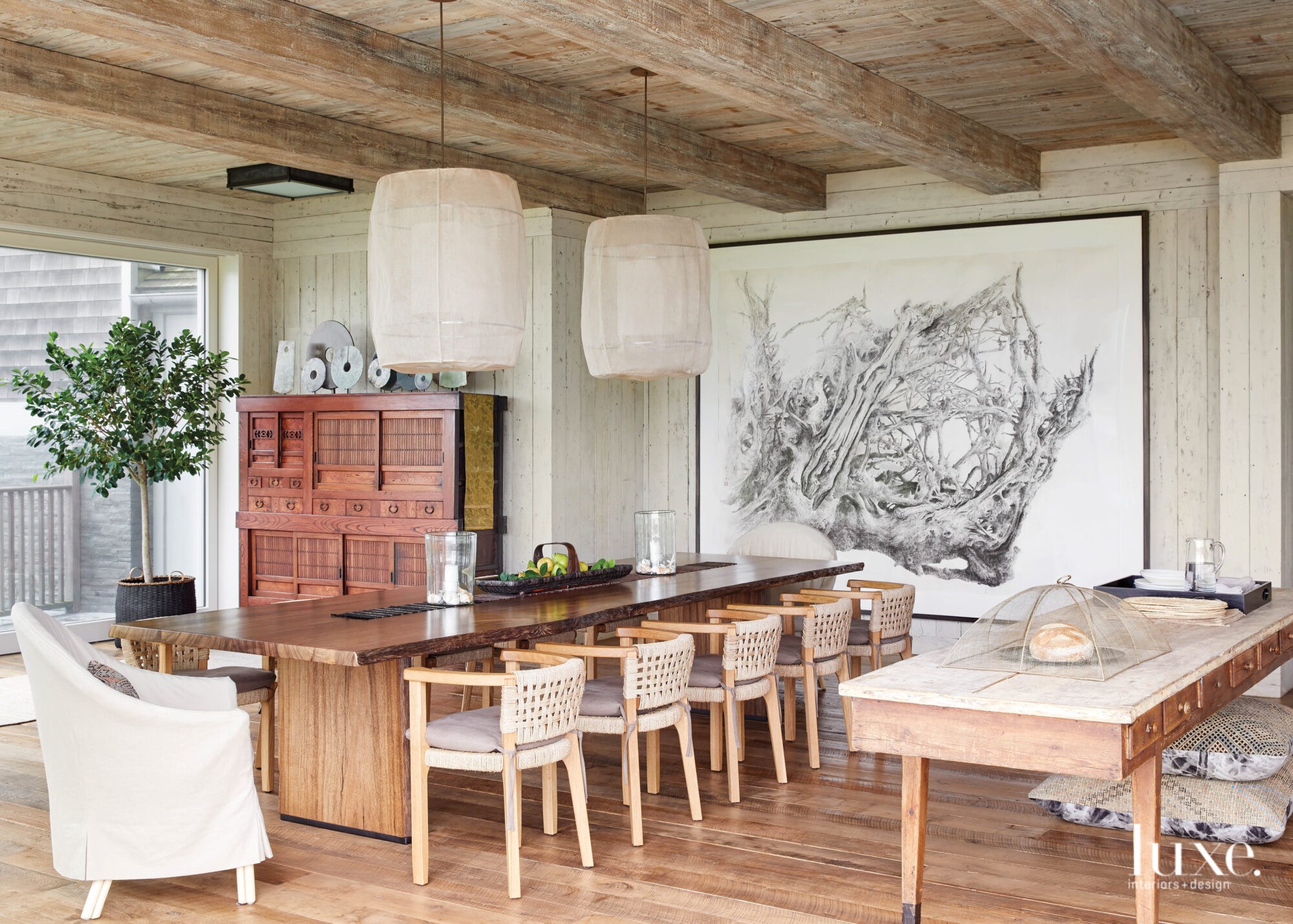 Beachy textures create a cozy, simple dining room