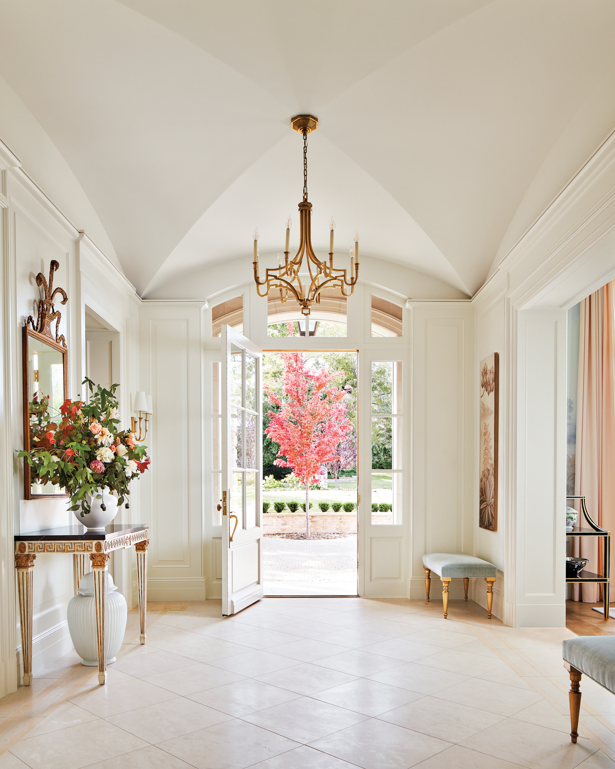Entryway with a curved vaulted ceiling