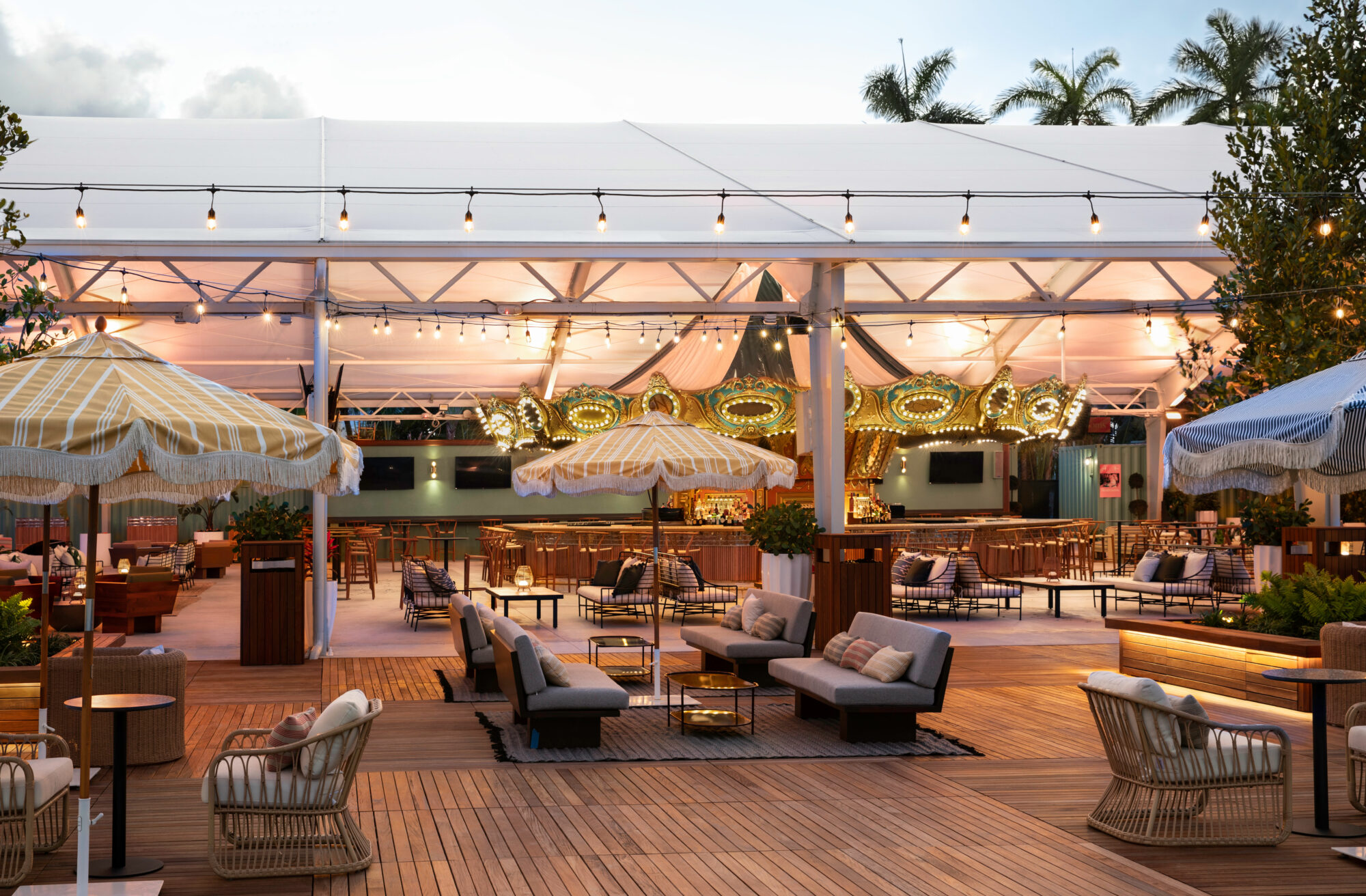 Carousel Club at Gulfstream Park bar and seating