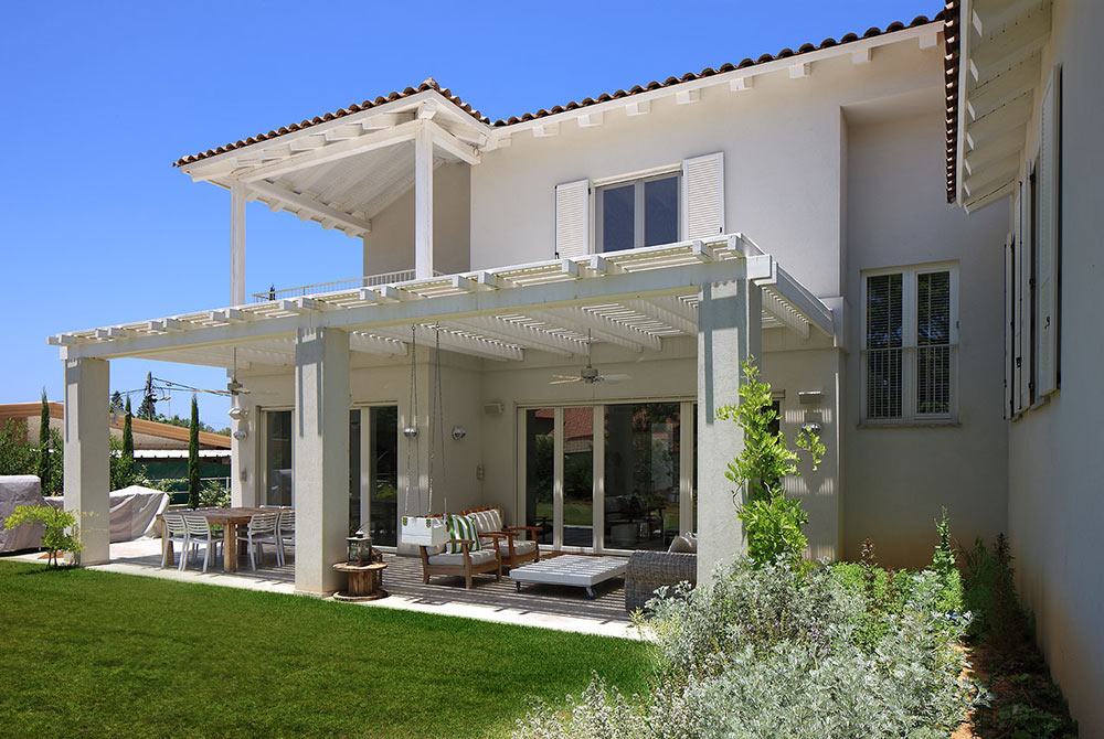 modern single-family house in California with custom window and doors