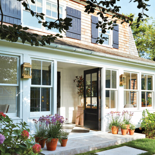 Midcentury Meets Cottagecore In This Cheery Hamptons Farmhouse