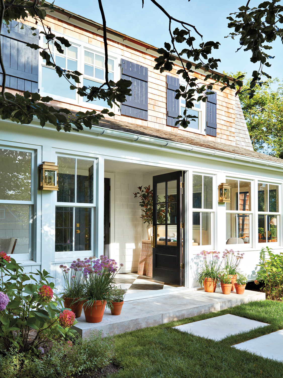 Midcentury Meets Cottagecore In This Cheery Hamptons Farmhouse