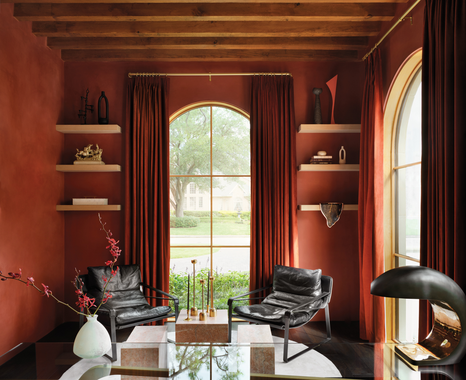 office seating area with beams and Sienna-colored plaster walls