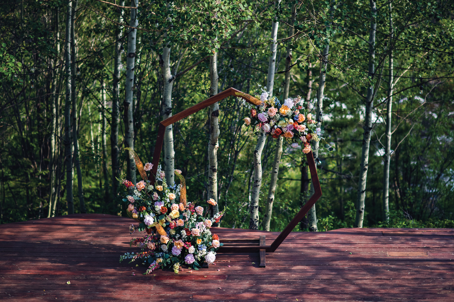 floral creation based on a wood heptagonal structure by Wild Blossoms Studio