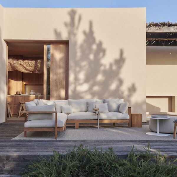 outdoor patio with white patio furniture in Los Angeles, California by Studio 471