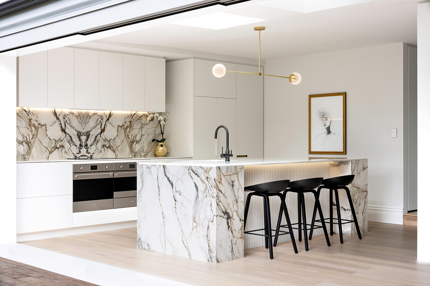 white kitchen with veined stone by neolith, a gold list 2023 sponsor