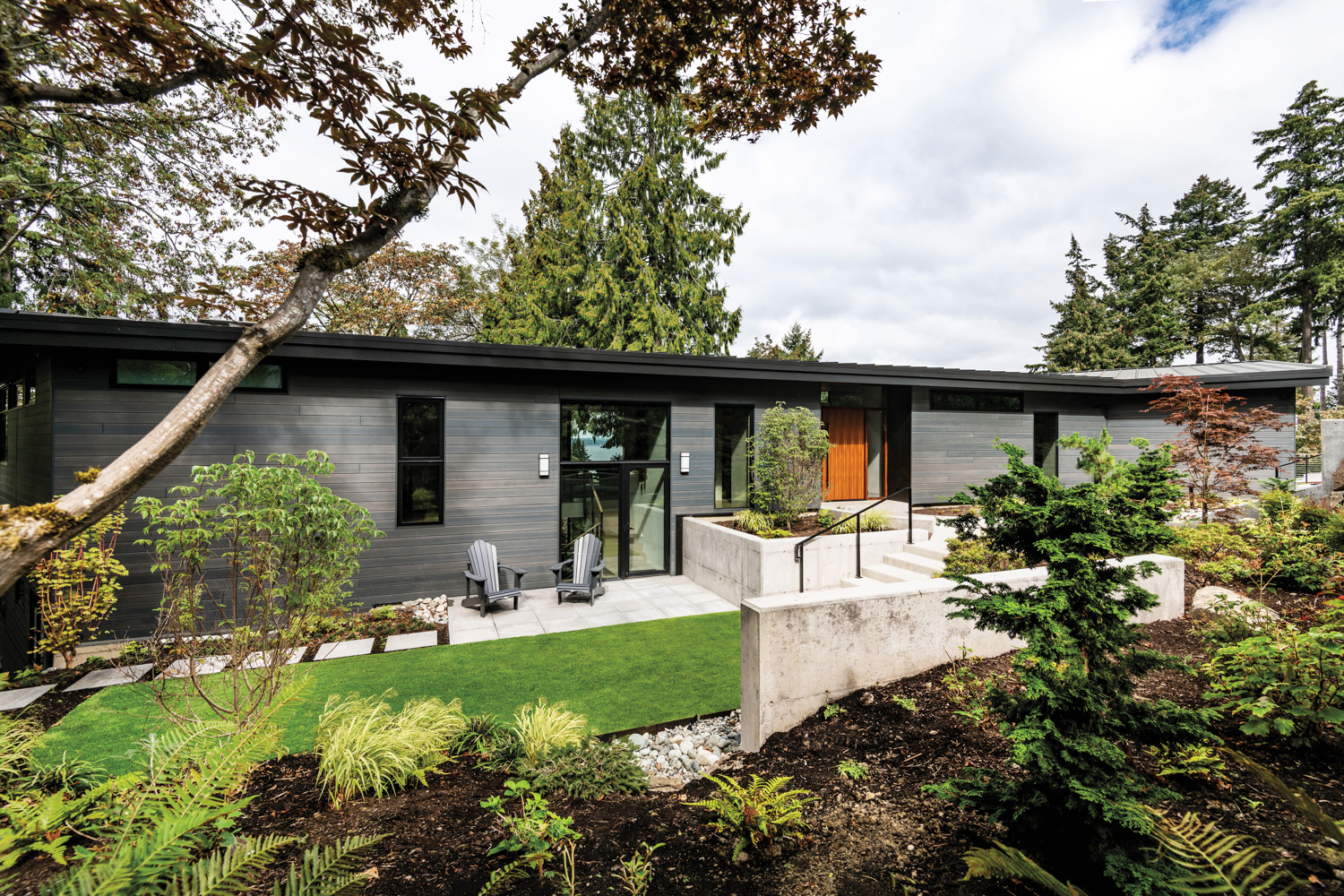A modern, low-slung home in...