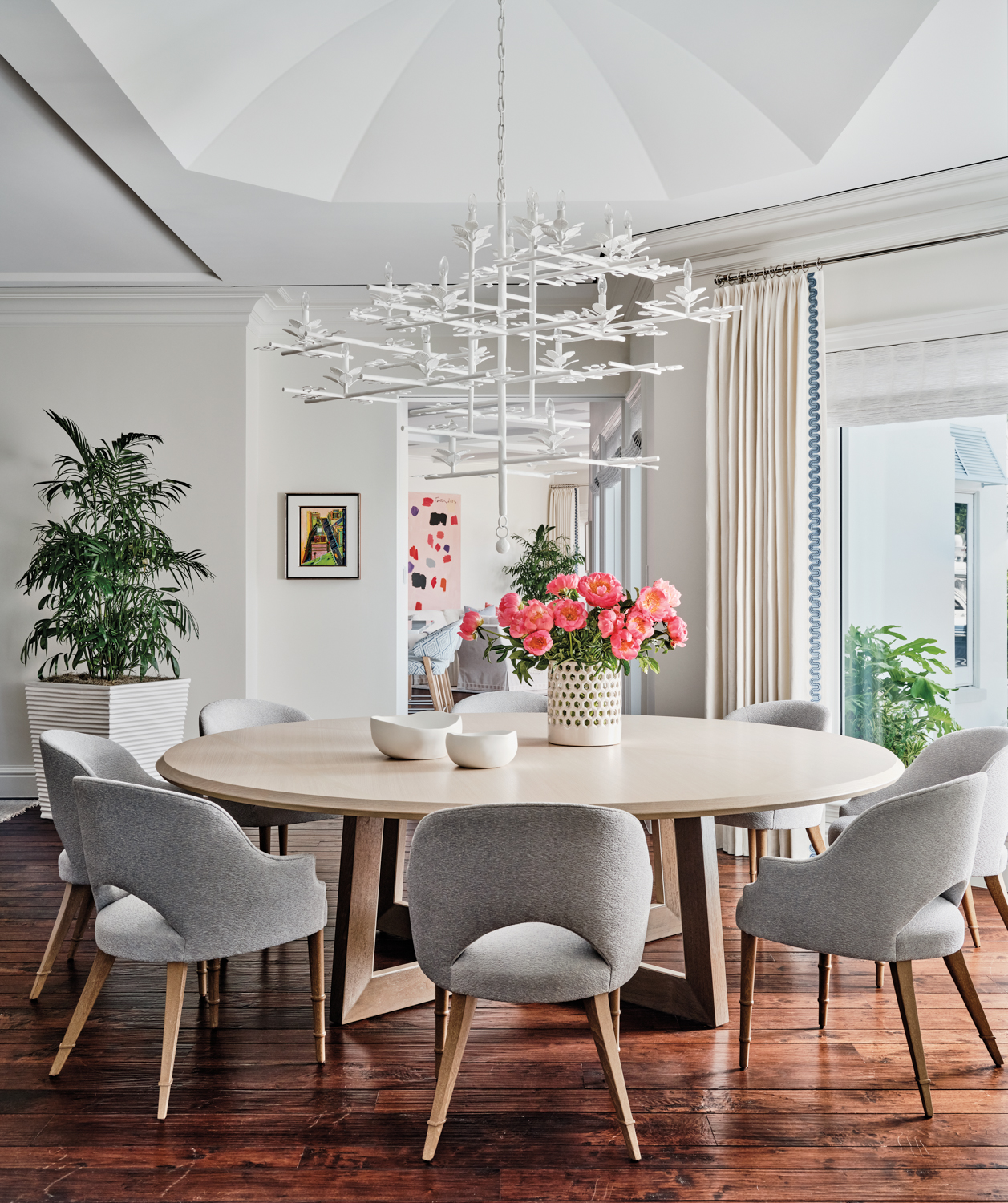 dining area with circular table,...