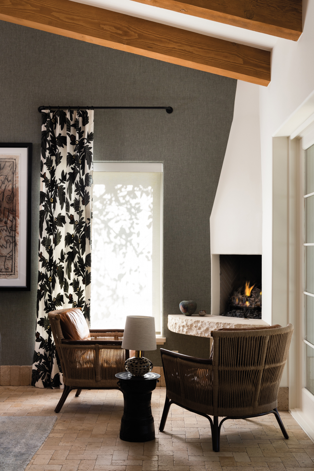 grasscloth walls, patterned black-and-white drapes...