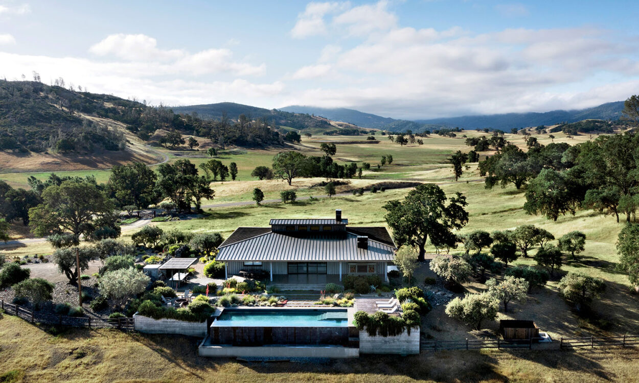 A Cinematic Landscape Frames This Napa Valley Getaway